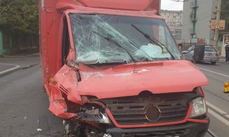 Accident între o mașină și un TIR pe Muncii/ Un tânăr a fost rănit