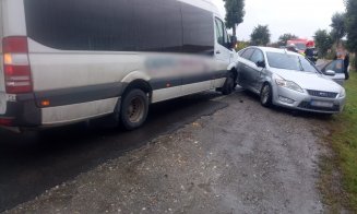 Cluj: Microbuz cu pasageri, implicat într-un accident