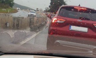 Trafic blocat pe Cluj-Turda. O mașină s-a dat peste cap