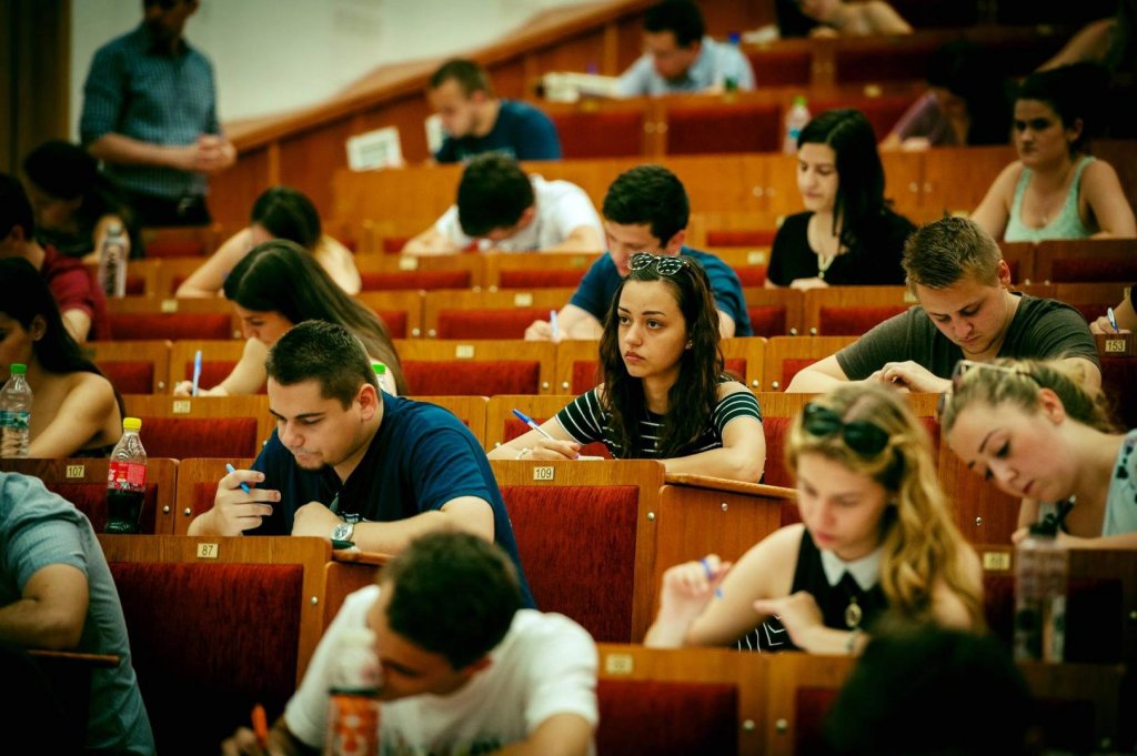 Bani mai mulți pentru studenți