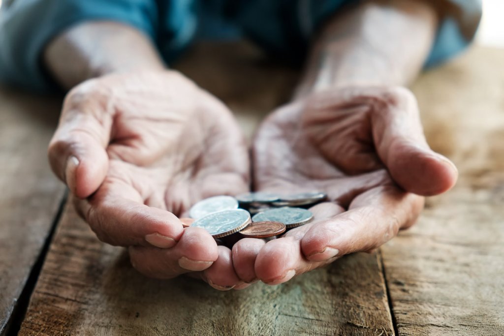 Majorarea procentuală a pensiilor adânceşte şi mai mult prăpastia dintre veniturile pensionarilor. Bogaţii se îmbogăţesc, săracii, nici vorbă