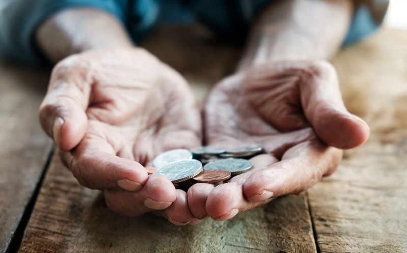 Majorarea procentuală a pensiilor adânceşte şi mai mult prăpastia dintre veniturile pensionarilor. Bogaţii se îmbogăţesc, săracii, nici vorbă