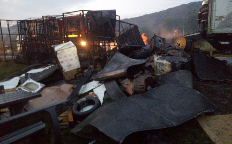 Camion de curierat în flăcări la Gilău. Toate coletele, compromise