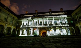 Proiecție de lumini pe Palatul Banffy, la Festivalul Clujotronic