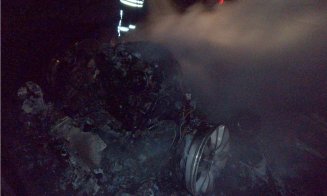 Un autoturism a ars până s-a făcut scrum pe drumul dintre Cluj și Turda
