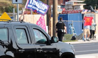 Pacientul COVID-19, Donald Trump, a făcut o baie de mulţime de la adăpostul unui SUV