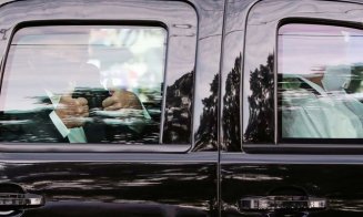 Pacientul COVID-19, Donald Trump, a făcut o baie de mulţime de la adăpostul unui SUV
