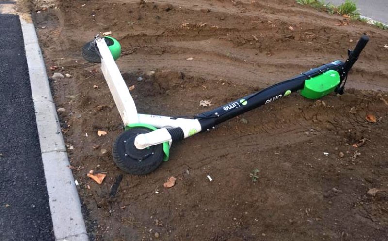 Şi mănăşturenii s-au enervat pe trotinetele electrice din Cluj. Să le fie ţărâna uşoară