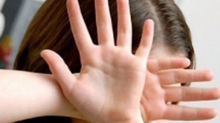 Bărbatul care ar fi încercat să răpească o fată de 12 ani, care se îndrepta spre şcoală, a fost prins