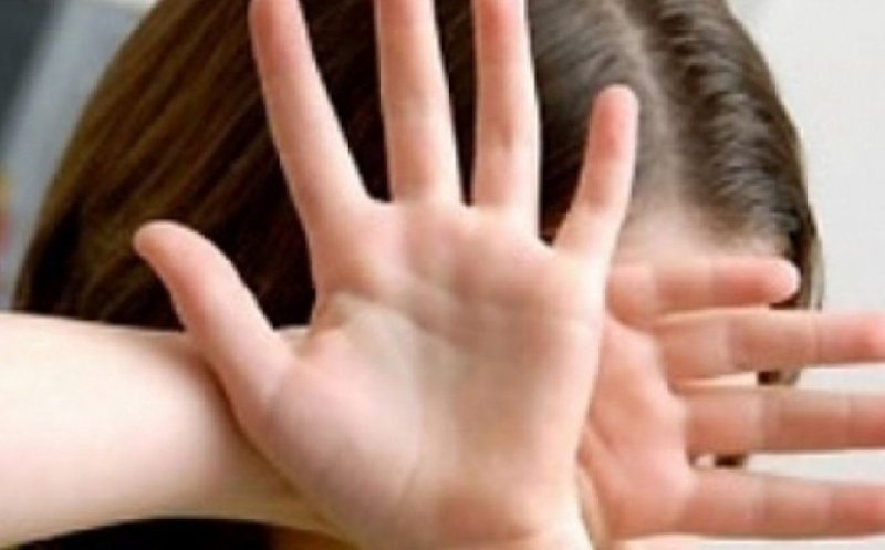 Bărbatul care ar fi încercat să răpească o fată de 12 ani, care se îndrepta spre şcoală, a fost prins