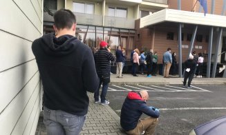 Coada de la Secţia 4 de Poliţie din Mănăştur nu îi convinge pe clujeni că trăiesc în oraşul cu cea mai ridicată calitate a vieţii