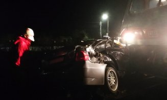 Mașină spulberată de tren la Jucu. Tânărul de la volan a scăpat ca prin minune