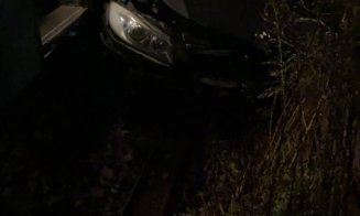 Mașină spulberată de tren la Jucu. Tânărul de la volan a scăpat ca prin minune