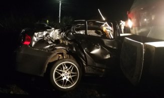 Mașină spulberată de tren la Jucu. Tânărul de la volan a scăpat ca prin minune