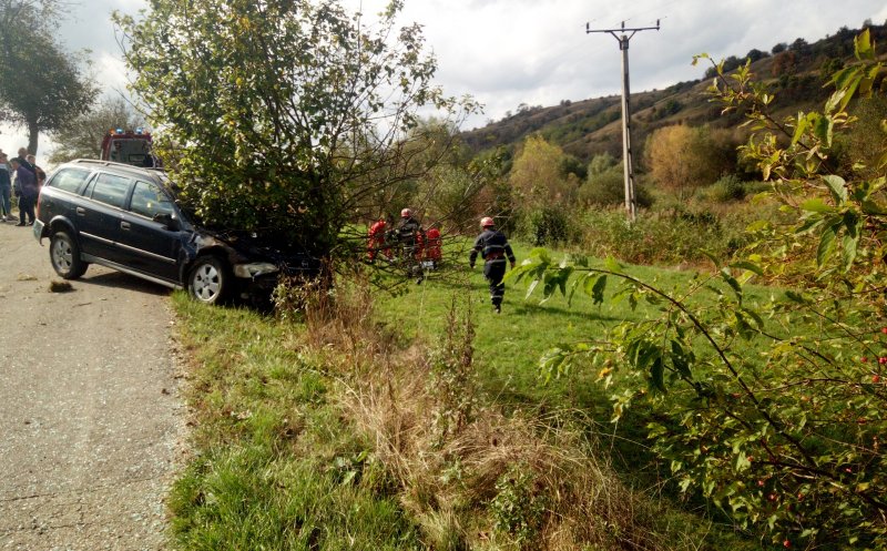 Accident pe un drum din Cluj. O mașină s-a izbit de un copac/ Șoferul, rupt de beat și fără permis