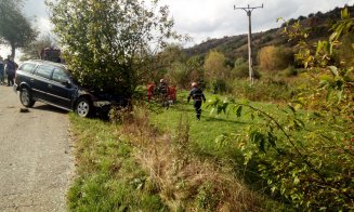 Accident pe un drum din Cluj. O mașină s-a izbit de un copac/ Șoferul, rupt de beat și fără permis