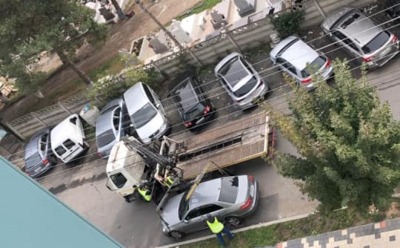 Ce faci când "băieții deștepți" parchează de blochează toată strada? O iei pe trotuar...