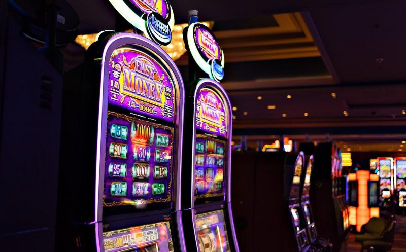 Fosta șefă a unui centru social din Cluj, care procura bani în numele beneficiarilor și-i juca la casino, a câștigat reintegrarea pe post