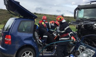 Impact între un TIR și o mașină în Izvorul Crișului. Două persoane rănite grav/ Trafic blocat