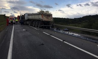 Impact între un TIR și o mașină în Izvorul Crișului. Două persoane rănite grav/ Trafic blocat