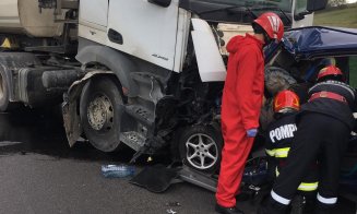 Impact între un TIR și o mașină în Izvorul Crișului. Două persoane rănite grav/ Trafic blocat