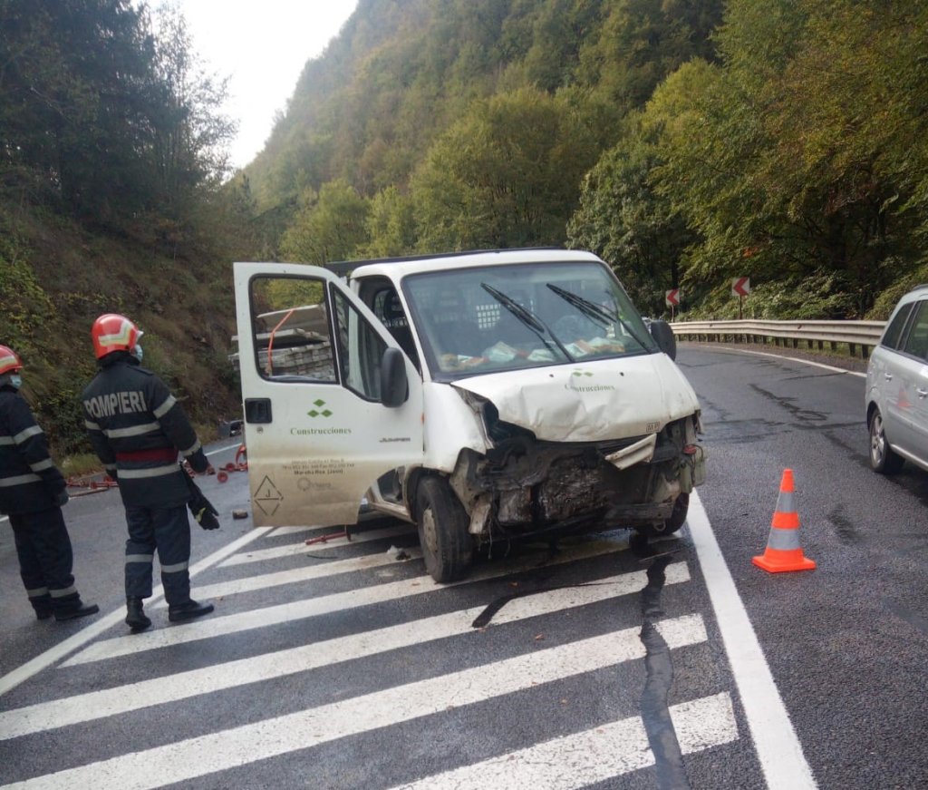 Accident la Cluj: un șofer a ieșit cu camioneta în decor