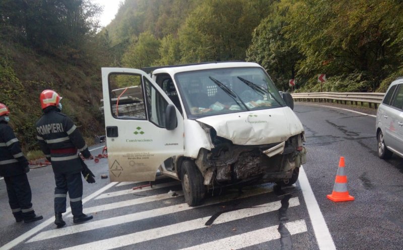 Accident la Cluj: un șofer a ieșit cu camioneta în decor