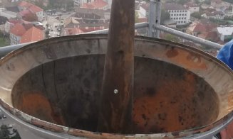 Constructorii de la Kesz au remontat globul Bisericii Reformate din Dej