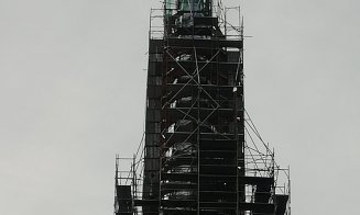 Constructorii de la Kesz au remontat globul Bisericii Reformate din Dej