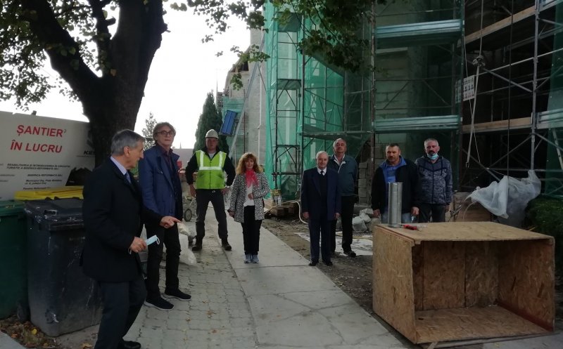 Constructorii de la Kesz au remontat globul Bisericii Reformate din Dej