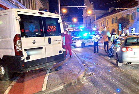 O ambulanță care transporta sânge în Cluj-Napoca, implicată într-un accident. A fost proiectată într-un magazin