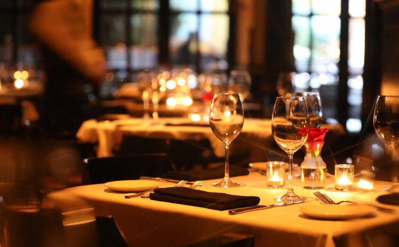Nunți, botezuri și alte petreceri, interzise/ În ce condiții se redeschid restaurantele, cafenelele și cinematografele