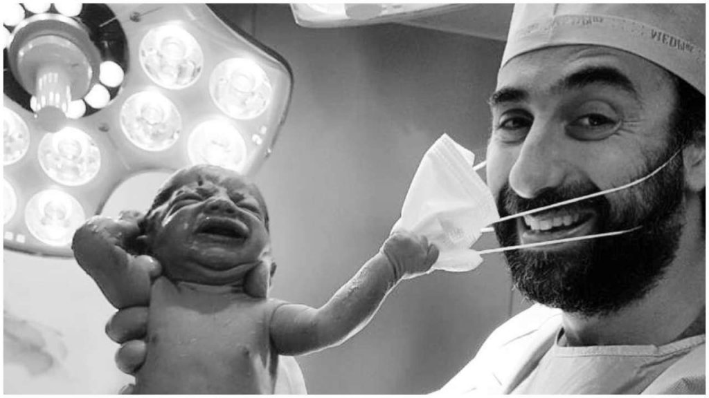 Imaginea care a făcut înconjurul lumii: un nou-născut încearcă să smulgă masca medicului imediat după ce a venit pe lume