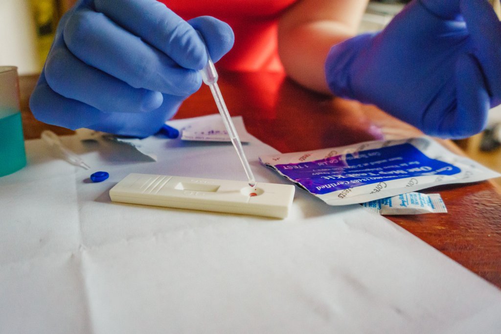 Teste rapide pentru COVID, la 45 de lei bucata, pe internet. Ce spun medicii despre ele?