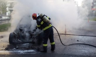 Mașină mistuită de flăcări pe Bună Ziua. Focul a ajuns și la un alt autoturism