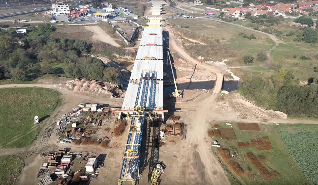 Lucrările la Autostrada 10 nu avansează într-un ritm alert, dar autorităţile spun că va fi gata la sfârşitul anului