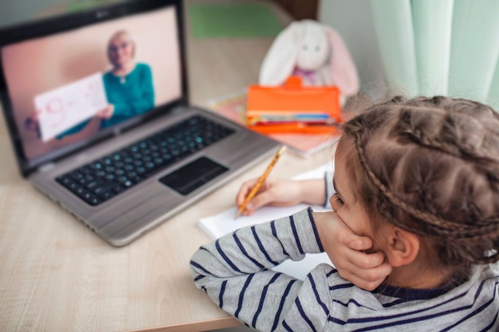 Încredere vs. fraudă: Cum pot primi note elevii în perioada cursurilor online?