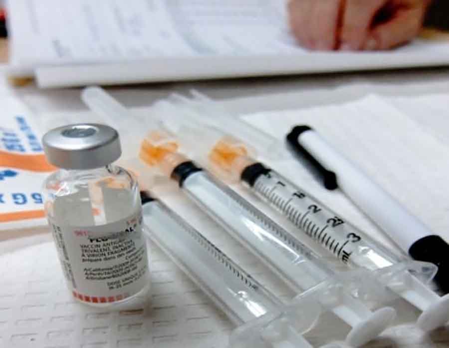 Greu cu împărțirea vaccinului antigripal la Cluj! Medicii de familie vin din tot județul și stau la rând ore întregi în frig