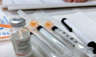 Greu cu împărțirea vaccinului antigripal la Cluj! Medicii de familie vin din tot județul și stau la rând ore întregi în frig