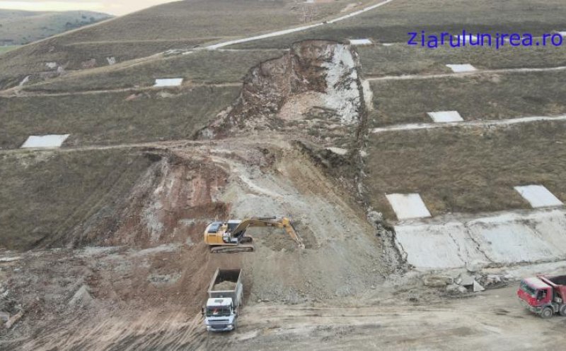 Pe Autostrada Sebeș - Turda se repară alunecarea de teren din vară