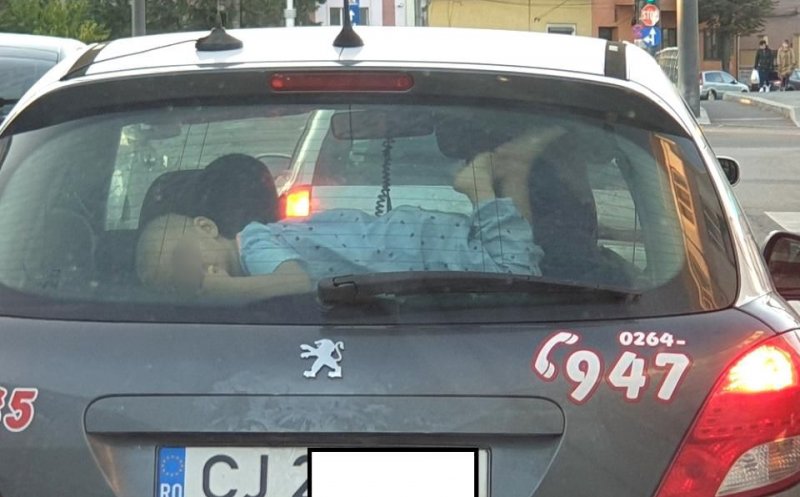 Copil plimbat cu mașina prin Cluj-Napoca, lipit de lunetă