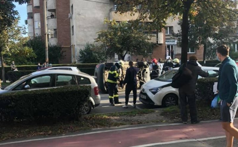 Accident cu trei mașini pe Dorobanților. Una s-a dat peste cap