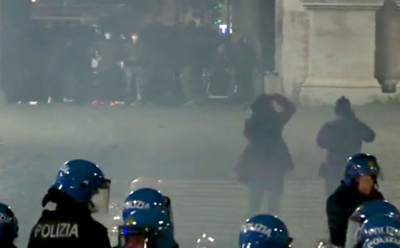 Protestatarii din Roma, dispersaţi cu ajutorul tunurilor de apă