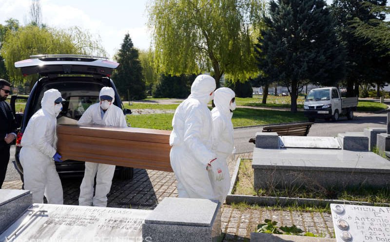 Decesele zilnice cauzate de COVID-19 în Europa au crescut cu 40% într-o săptămână