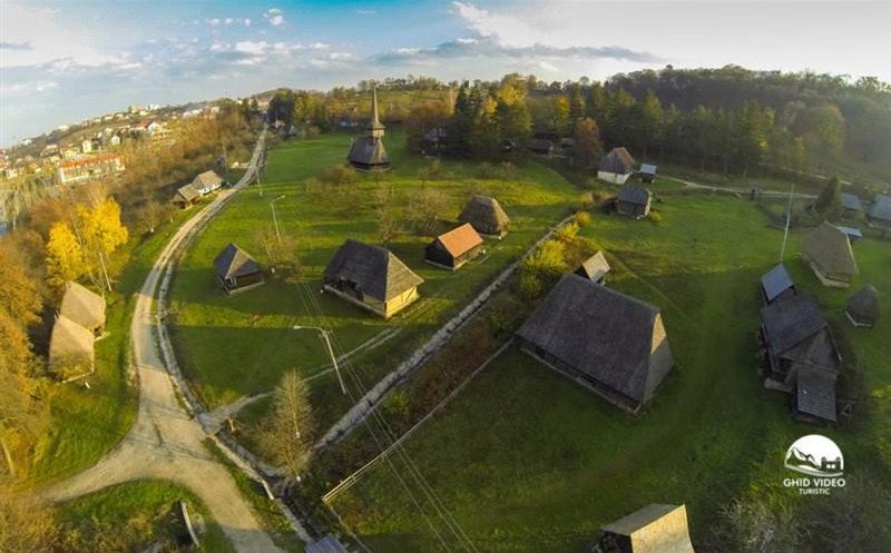 Satul de vacanță din Parcul Etnografic și pădurea-parc din Hoia prind viteză. Cine dă berea, Boc sau CJ?