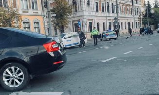 Accident cu mașina de poliție în centru. S-a blocat toată intersecția