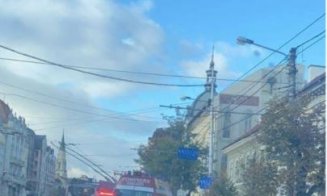 Accident cu mașina de poliție în centru. S-a blocat toată intersecția