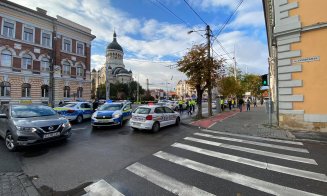 Accident cu mașina de poliție în centru. S-a blocat toată intersecția
