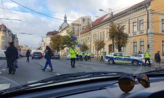 Accident cu mașina de poliție în centru. S-a blocat toată intersecția