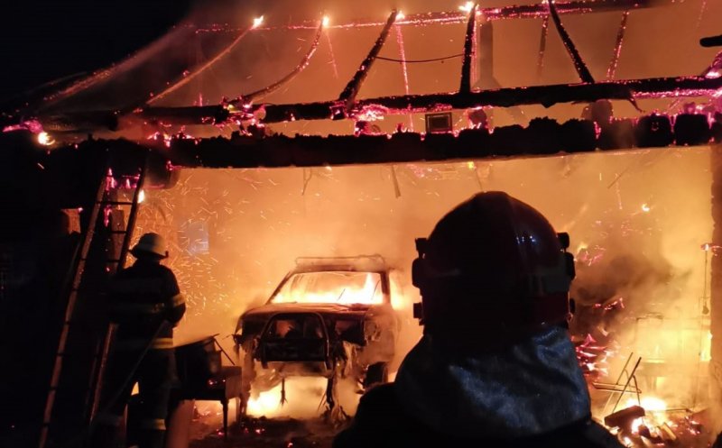 Incendiu într-o comună de lângă Cluj. Două clădiri s-au făcut scrum